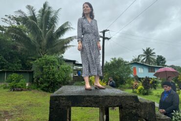 Die deutsche Außenministerin Annalena Baerbock besichtigt ein Dorf auf den Fidschi-Inseln, welches wegen Überschwemmungen umgesiedelt wird.