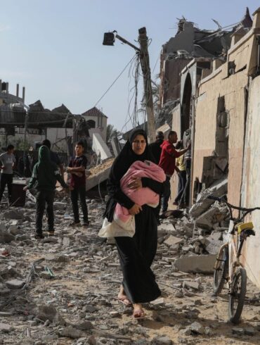 Vor einem erwarteten Militäreinsatz hat Israels Armee mit der Evakuierung der Stadt Rafah begonnen. Ägypten befürchtet viele Binnenflüchtlinge.