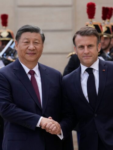 Der französische Präsident Emmanuel Macron (r) begrüßt Chinas Präsident Xi Jinping vor ihrem Treffen im Elysee-Palast.