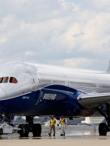 Ein Boeing-Mitarbeiter kritisiert, dass beim Bau vieler 787 «Dreamliner» zu hohe Spaltmaße zwischen den Rumpfteilen zugelassen worden seien.