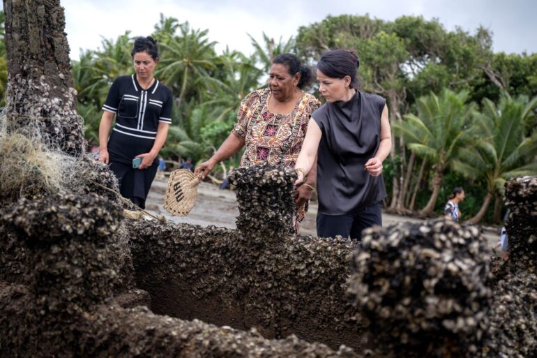 Im Mittelpunkt der einwöchigen Reise von Außenministerin Baerbock nach Australien, Neuseeland und Fidschi steht die Sicherheitspolitik und der Klimaschutz.