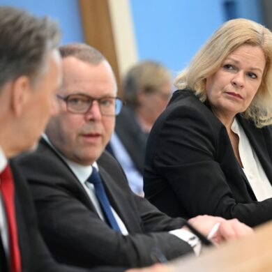 Bundesinnenministerin Nancy Faeser (SPD) und die Länder-Ressortchefs schalten sich heute in einer Videokonferenz zusammen, um nach Angriff in Dresden über besseren Schutz zu beraten.