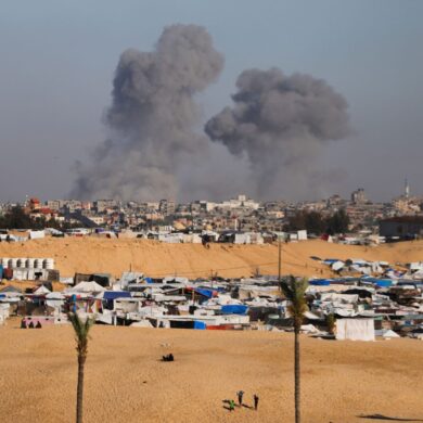 Nach einem israelischen Luftangriff östlich von Rafah im Gazastreifen steigt Rauch auf.