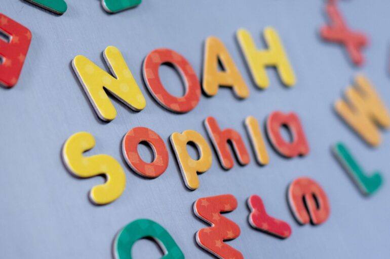 Das Vornamenduo Sophia und Sophie sowie Noah führen die Liste der beliebtesten Vornamen 2023 an.