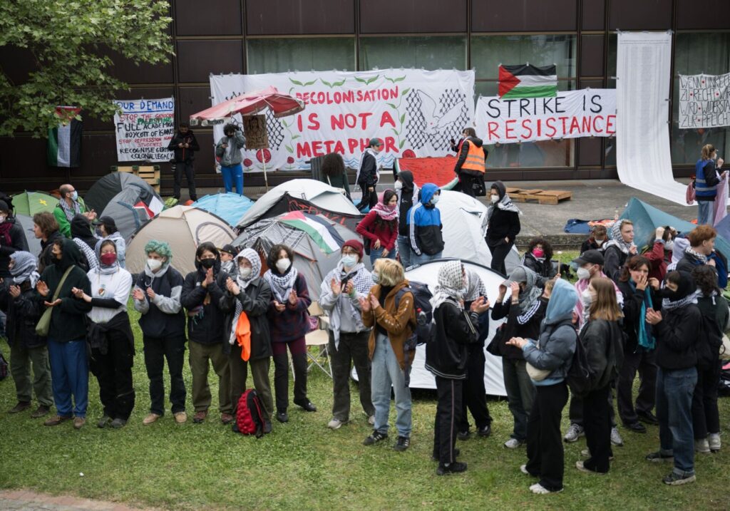 Propalästinensische Aktivisten haben einen Hof der Freien Universität in Berlin besetzt.