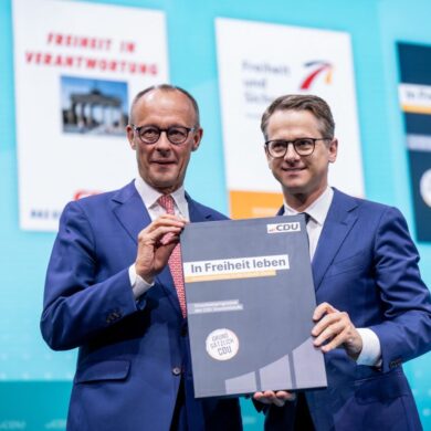 Friedrich Merz (l) und Carsten Linnemann präsentieren das neue Grundsatzprogramm der CDU.