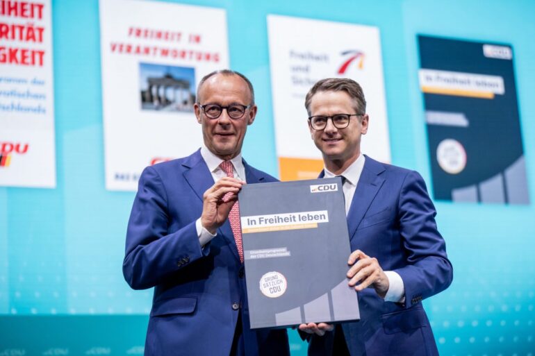 Friedrich Merz (l) und Carsten Linnemann präsentieren das neue Grundsatzprogramm der CDU.