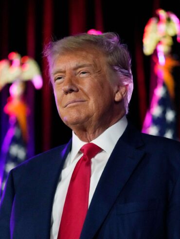 Der Gerichtsprozess gegen den früheren US-Präsidenten Donald Trump in der Affäre um die Mitnahme geheimer Regierungsdokumente soll später starten als bislang geplant.