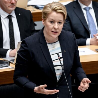 Die Berliner Senatorin für Wirtschaft, Energie und Betriebe, Franziska Giffey (SPD), ist bei einem tätlichen Angriff im Stadtteil Rudow leicht verletzt und danach im Krankenhaus behandelt worden.