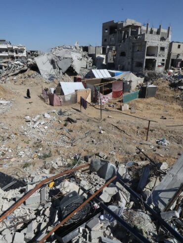 Binnenvertriebene Palästinenser errichteten Zelte auf den Ruinen des Lagers Chan Junis, nachdem die israelische Armee sie aufgefordert hatte, die Stadt Rafah zu räumen.
