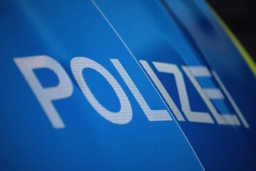 Nach Angaben der Polizei in Aachen waren auf dem Hemd eines Lehrers mehrere Gesichter von Diktatoren abgebildet, darunter auch das von Adolf Hitler (Symbolbild).