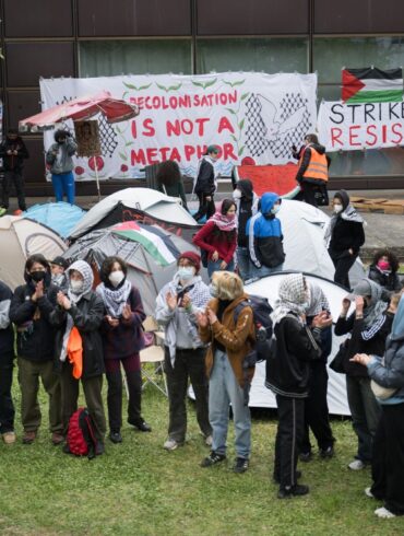 Propalästinensische Aktivisten haben am Dienstag einen Hof der Freien Universität in Berlin besetzt.