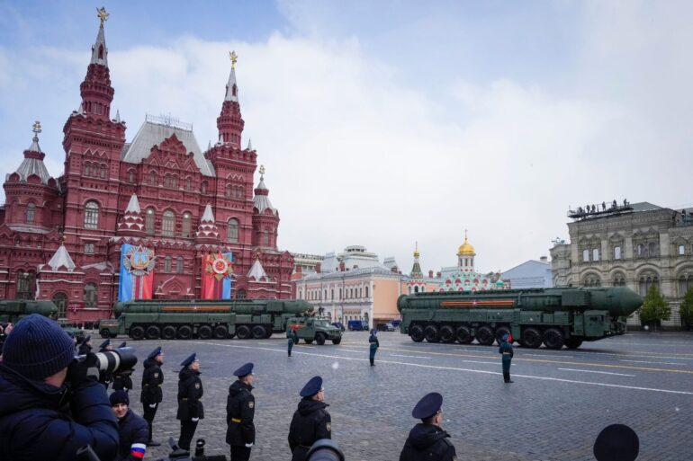 Russische ballistische RS-24 Yars-Raketen sind während der Militärparade auf dem Roten Platz zu sehen.