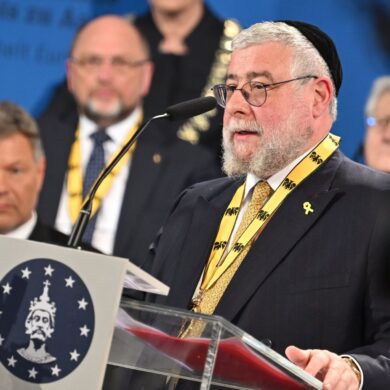 Oberrabbiner Pinchas Goldschmidt ist mit dem Internationalen Karlspreis zu Aachen ausgezeichnet worden.