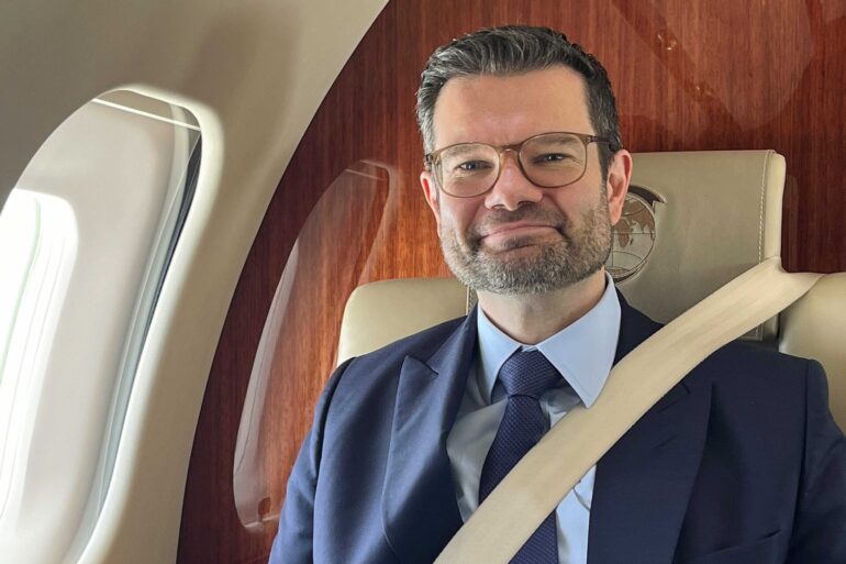 Die Innenminister von Bund und Ländern wollen härtere Strafen für Angriffe auf Politiker prüfen - Bundesjustizminister Marco Buschmann ist skeptisch.