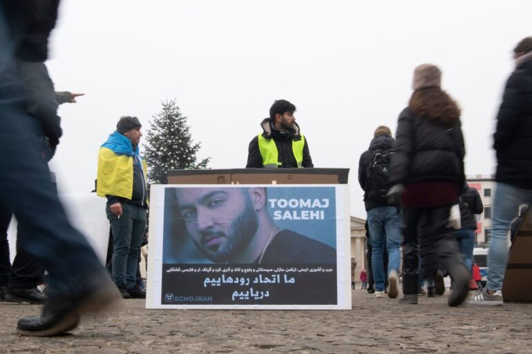 Ein großes Plakat zeigt den iranischen Rapper Toomaj Salehi - er soll im Iran hingerichtet werden.