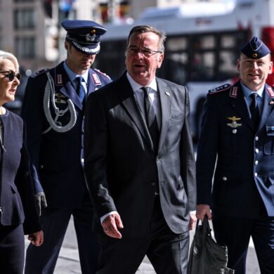 Unterwegs in den USA und Kanada schickt Verteidigungsminister Boris Pistorius den Vorschlag nach Berlin, Militärausgaben nicht durch die Schuldenbremse zu beschränken.