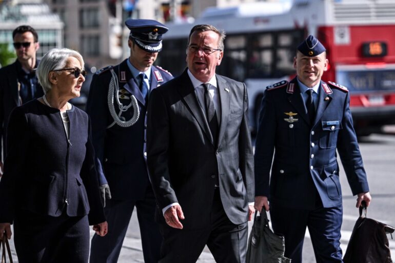 Unterwegs in den USA und Kanada schickt Verteidigungsminister Boris Pistorius den Vorschlag nach Berlin, Militärausgaben nicht durch die Schuldenbremse zu beschränken.