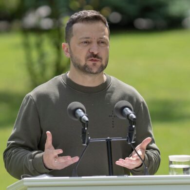 Der ukrainische Präsident Wolodymyr Selenskyj hofft, dass die versprochenen Waffenlieferungen schnell an der Front ankommen.