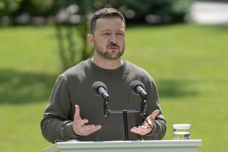 Der ukrainische Präsident Wolodymyr Selenskyj hofft, dass die versprochenen Waffenlieferungen schnell an der Front ankommen.