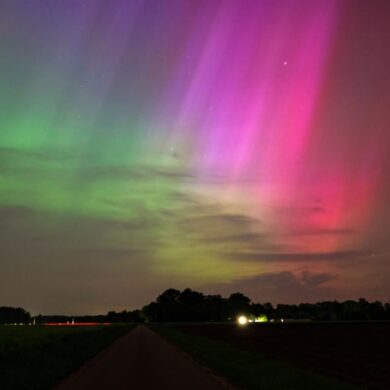 Farbenspiel: Polarlichter am Himmel über Bersenbrück in Niedersachsen.