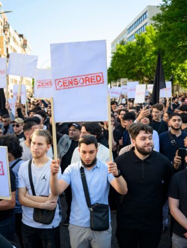 Demonstranten nehmen an einer Kundgebung der islamistischen Gruppierung Muslim Interaktiv in Hamburg teil.