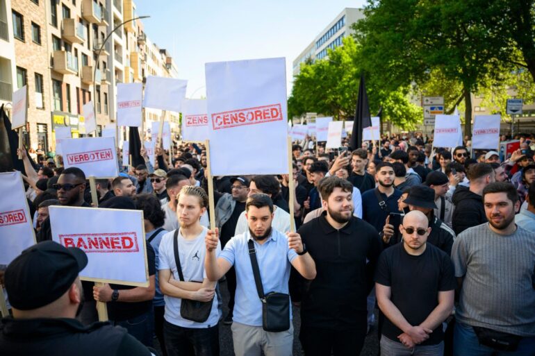Demonstranten nehmen an einer Kundgebung der islamistischen Gruppierung Muslim Interaktiv in Hamburg teil.