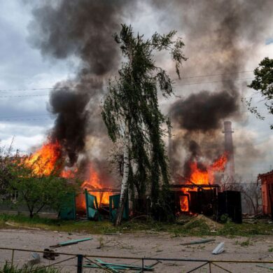 Wohnhäuser stehen nach russischen Luftangriffen in Flammen.