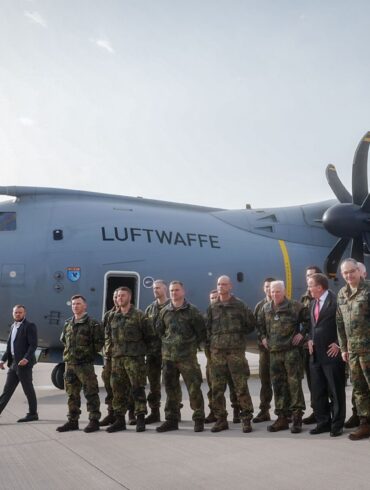 Bundesverteidigungsminister Boris Pistorius (M) verabschiedet Anfang April das Vorkommando der Brigade Litauen auf dem militärischen Teil des Flughafens Berlin-Brandenburg.