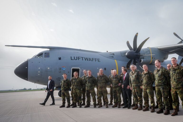Bundesverteidigungsminister Boris Pistorius (M) verabschiedet Anfang April das Vorkommando der Brigade Litauen auf dem militärischen Teil des Flughafens Berlin-Brandenburg.