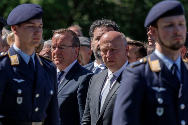 Bundesverteidigungsminister Boris Pistoris (M.l.) und Berlins Regierender Bürgermeister Kai Wegner beim Festakt zum 75. Jahrestag des Endes der Berliner Luftbrücke.
