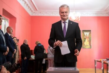 Der litauische Präsidentschaftskandidat Gitanas Nauseda gibt seine Stimme in einem Wahllokal in Vilnius ab.