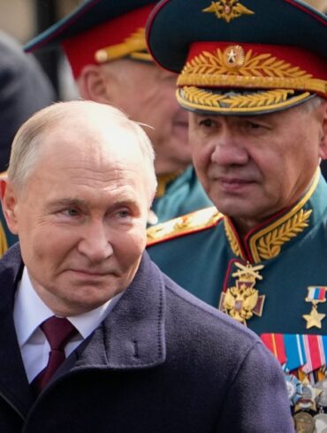 Der russische Präsident Wladimir Putin (l) hat Sergej Schoigu als Verteidigungsminister entlassen.