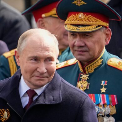 Der russische Präsident Wladimir Putin (l) hat Sergej Schoigu als Verteidigungsminister entlassen.