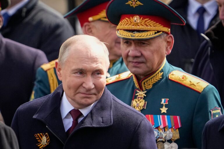 Der russische Präsident Wladimir Putin (l) hat Sergej Schoigu als Verteidigungsminister entlassen.