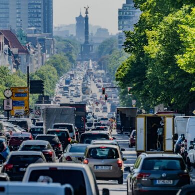 Autos, Lastwagen und Lieferfahrzeuge fahren auf dem Kaiserdamm in der Hauptstadt stadteinwärts. «Wenn wir schnell und entschlossen handeln, kann der Verkehrssektor bis 2045 klimaneutral werden», sagte die stellvertretende Direktorin der Agora Verkehrswende, Wiebke Zimmer.