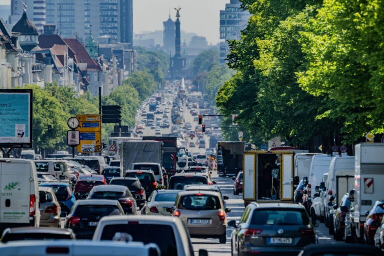 Autos, Lastwagen und Lieferfahrzeuge fahren auf dem Kaiserdamm in der Hauptstadt stadteinwärts. «Wenn wir schnell und entschlossen handeln, kann der Verkehrssektor bis 2045 klimaneutral werden», sagte die stellvertretende Direktorin der Agora Verkehrswende, Wiebke Zimmer.