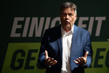 Vizekanzler Robert Habeck erinnert daran, dass auf Wunsch der FDP auch Aktien bei der Rente künftig eine Rolle spielen werden.
