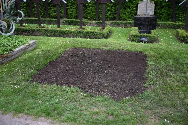 An der Grabstätte des früheren Bundestagspräsidenten Wolfgang Schäuble, ist das Kreuz mit seinem Namen nicht mehr zu sehen.