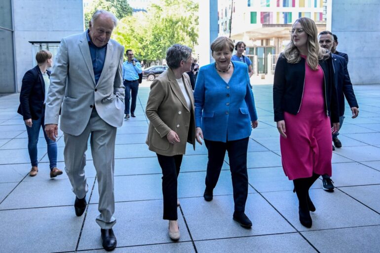 Die ehemalige Bundeskanzlerin Angela Merkel kommt zur Abschiedsfeier für den Bundestagsabgeordneten Jürgen Trittin.