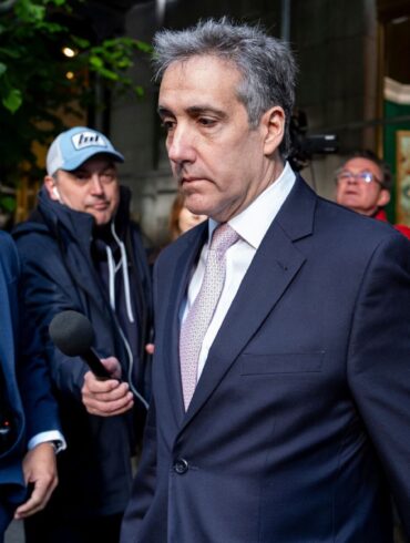 Michael Cohen (r) wurde als Trumps rechtlicher «Ausputzer» bekannt - mit enger Beziehung und direktem Zugang zum ehemaligen Präsidenten.