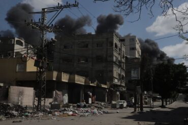 Die israelische Armee teilte am Montag mit, dass sie ihre Offensive im Gazastreifen intensiviert hat und 120 Ziele - unter anderem in Rafah-Stadt - angreift.