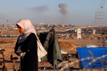 Nach einem israelischen Luftangriff auf Gebäude in der Nähe der Trennmauer zwischen Ägypten und Rafah im südlichen Gazastreifen steigt Rauch auf.