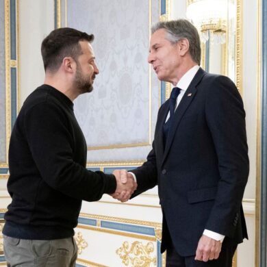 US-Außenminister Antony Blinken wird von dem ukrainischen Präsidenten Wolodymyr Selenskyj (l) begrüßt.