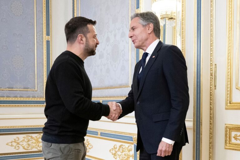 US-Außenminister Antony Blinken wird von dem ukrainischen Präsidenten Wolodymyr Selenskyj (l) begrüßt.