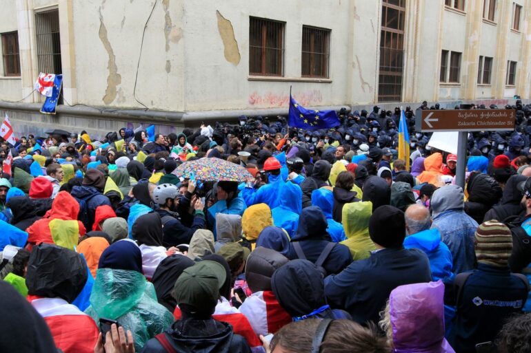 Eine Demonstration der Opposition gegen das «russische Gesetz» in der Nähe des Parlamentsgebäudes.