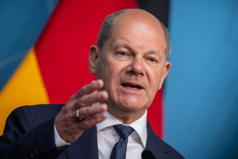 Bundeskanzler Olaf Scholz äußert sich in Schweden zu einer möglichen Wiedereinführung der Wehrpflicht.