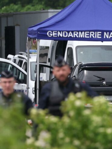 Gerichtsmediziner und Polizisten am Ort des Angriffs an einer Mautstelle in Nordfrankreich.