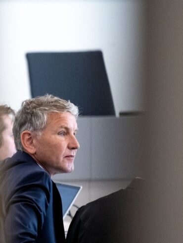 Björn Höcke im Gerichtssaal des Landgericht Halle (Saale). Wegen des Verwendens von Kennzeichen verfassungswidriger und terroristischer Organisationen muss der AfD-Politiker eine Geldstrafe zahlen.