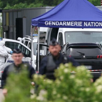 Gerichtsmediziner und Polizisten am Ort des Angriffs an einer Mautstelle in Nordfrankreich.